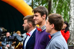 Они это сделали! В Озерске появилось Дерево любви. Фоторепортаж Они это сделали! В Озерске появилось Дерево любви. Фоторепортаж