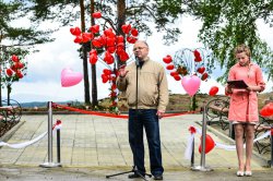 Они это сделали! В Озерске появилось Дерево любви. Фоторепортаж Они это сделали! В Озерске появилось Дерево любви. Фоторепортаж