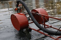 Водяной пылесос чистит пруд Водяной пылесос чистит пруд