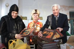 Жители Озерска передали в дар монастырю коллекцию книг о русских иконах Жители Озерска передали в дар монастырю коллекцию книг о русских иконах