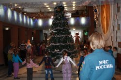 Пожарные Озерска дежурят на детских елках и в… церквях Пожарные Озерска дежурят на детских елках и в… церквях