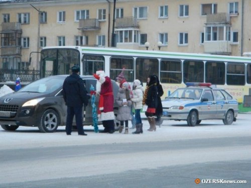 В Озерске дежурил сотрудник ГИБДД в костюме Деда Мороза. Фотоотчет В Озерске дежурил сотрудник ГИБДД в костюме Деда Мороза. Фотоотчет