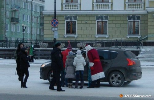 В Озерске дежурил сотрудник ГИБДД в костюме Деда Мороза. Фотоотчет В Озерске дежурил сотрудник ГИБДД в костюме Деда Мороза. Фотоотчет