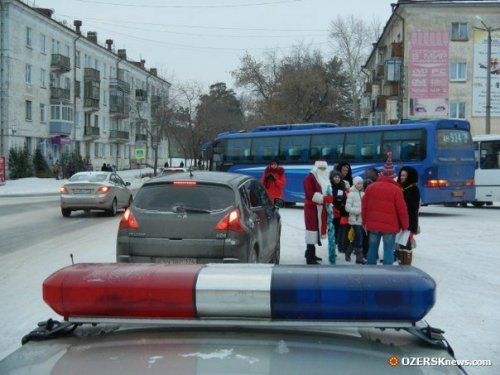 В Озерске дежурил сотрудник ГИБДД в костюме Деда Мороза. Фотоотчет В Озерске дежурил сотрудник ГИБДД в костюме Деда Мороза. Фотоотчет