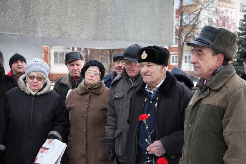 Возложили цветы к мемориалу в День воинской славы