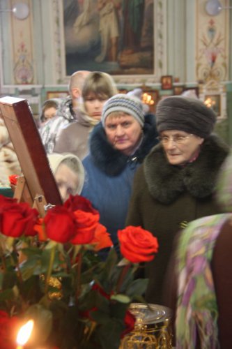 Жители Озерска прикоснулись к мощам Матроны Московской Жители Озерска прикоснулись к мощам Матроны Московской