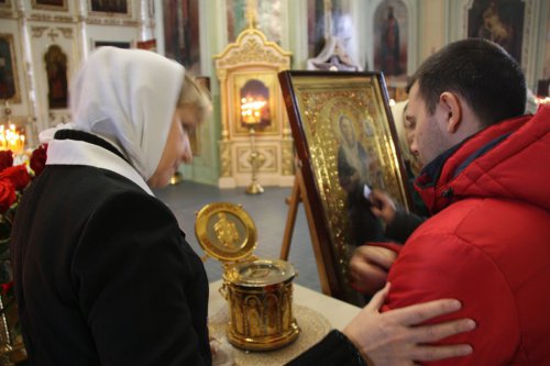 Жители Озерска прикоснулись к мощам Матроны Московской Жители Озерска прикоснулись к мощам Матроны Московской