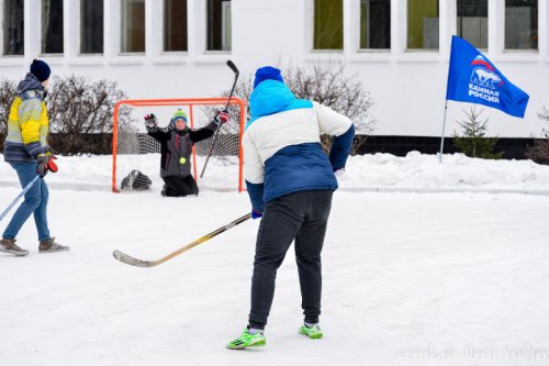 Школьники в валенках сыграли в футбол Школьники в валенках сыграли в футбол