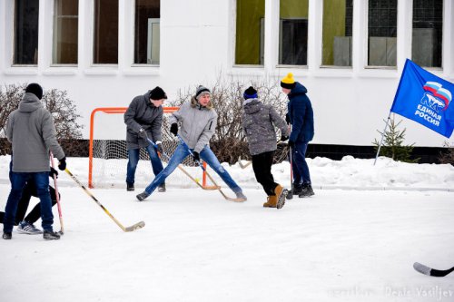Школьники в валенках сыграли в футбол Школьники в валенках сыграли в футбол