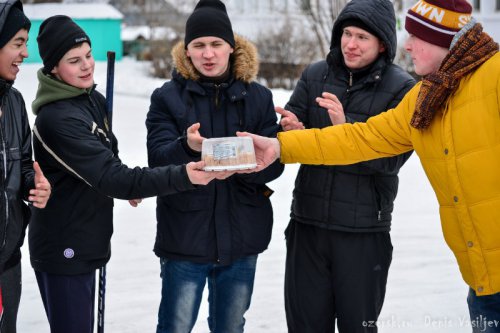 Школьники в валенках сыграли в футбол Школьники в валенках сыграли в футбол