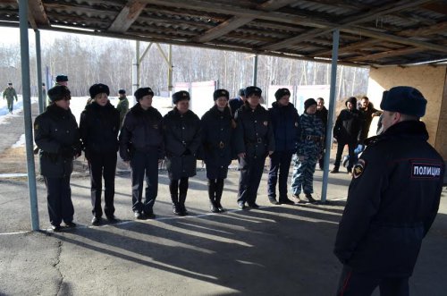 Руководство и мужчины Управления МВД России по ЗАТО г. Озерск поздравили своих коллег женщин с весенним праздником