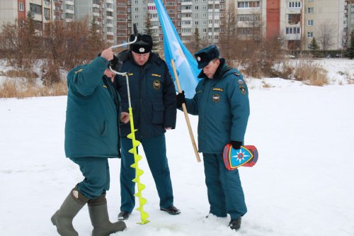 В Озерске пожарные спасают рыбу В Озерске пожарные спасают рыбу