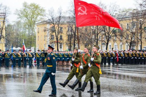 Парад Победы на главной площади Озёрска Парад Победы на главной площади Озёрска