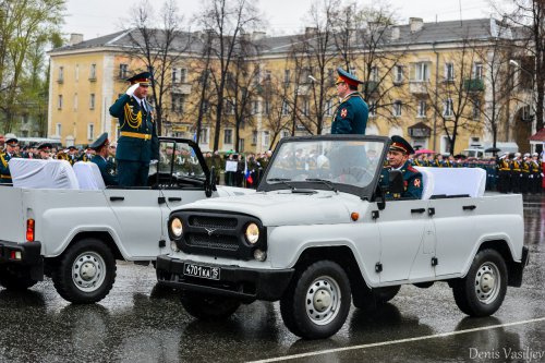 Парад Победы на главной площади Озёрска Парад Победы на главной площади Озёрска
