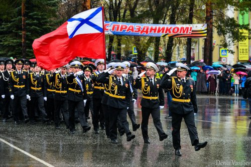 Парад Победы на главной площади Озёрска Парад Победы на главной площади Озёрска