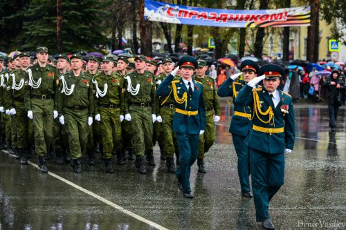Парад Победы на главной площади Озёрска Парад Победы на главной площади Озёрска