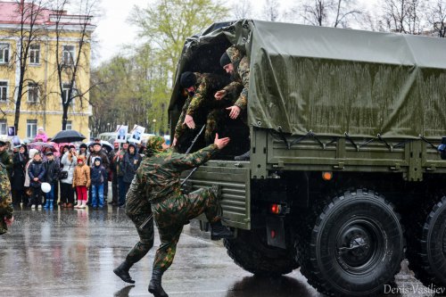 Парад Победы на главной площади Озёрска Парад Победы на главной площади Озёрска