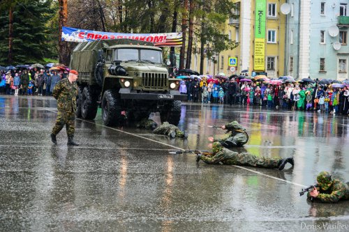 Парад Победы на главной площади Озёрска Парад Победы на главной площади Озёрска