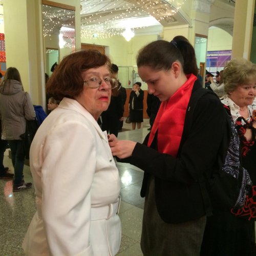 Волонтёры раздали георгиевские ленточки ветеранам Волонтёры раздали георгиевские ленточки ветеранам