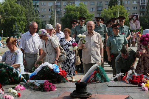 Озерчане возложили цветы к Вечному огню