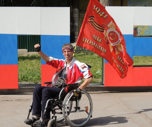 Инвалид-колясочник, который едет в Челябинск автостопом, просит о помощи Инвалид-колясочник, который едет в Челябинск автостопом, просит о помощи