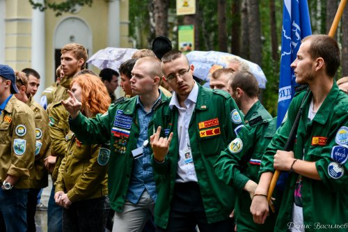 Нам песня строить и жить помогает…