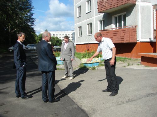 В Озёрске начали «латать» дворовые проезды В Озёрске начали «латать» дворовые проезды