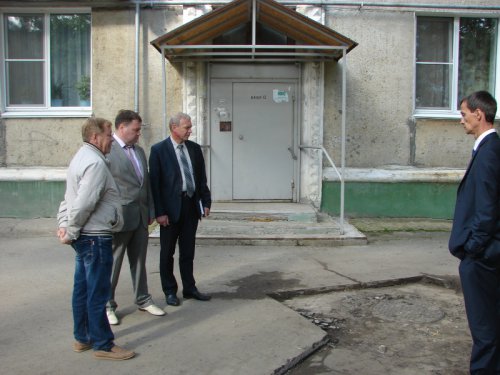 В Озёрске начали «латать» дворовые проезды В Озёрске начали «латать» дворовые проезды