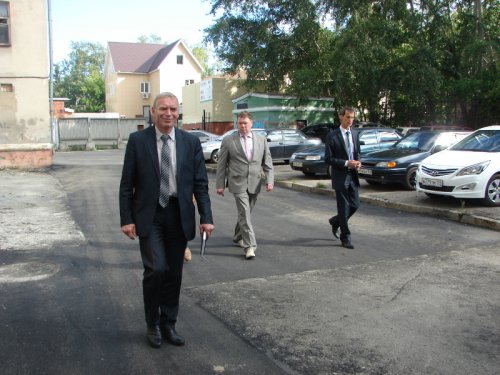 В Озёрске начали «латать» дворовые проезды В Озёрске начали «латать» дворовые проезды