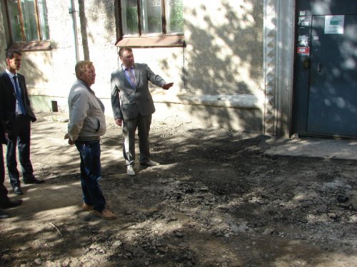 В Озёрске начали «латать» дворовые проезды В Озёрске начали «латать» дворовые проезды