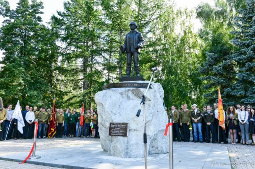 В Озёрске открыли памятник строителям В Озёрске открыли памятник строителям