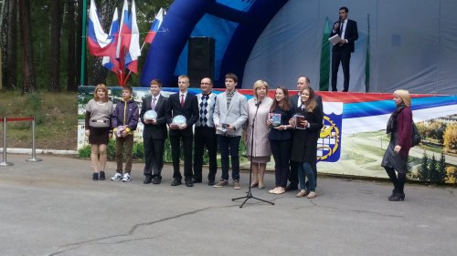 Молодёжь не осталась в стороне от празднования Дня флага России Молодёжь не осталась в стороне от празднования Дня флага России