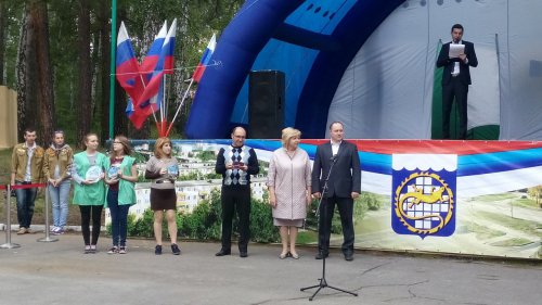Молодёжь не осталась в стороне от празднования Дня флага России Молодёжь не осталась в стороне от празднования Дня флага России
