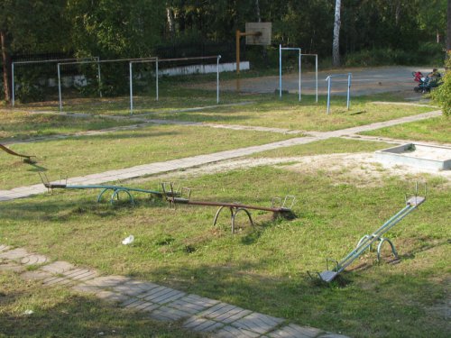 Областные средства позволили обновить дворовые игровые территории и проезды Областные средства позволили обновить дворовые игровые территории и проезды