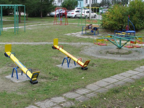 Во дворах Озерска стало больше ярких красок Во дворах Озерска стало больше ярких красок