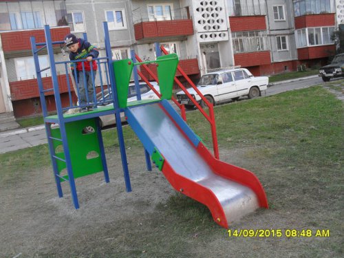 Во дворах Озерска стало больше ярких красок Во дворах Озерска стало больше ярких красок