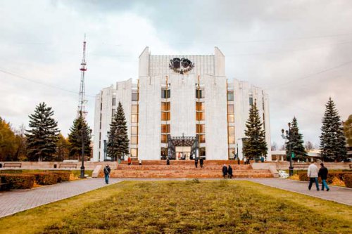Фрагмент колонны с каннелюрами на Площади Революции Фрагмент колонны с каннелюрами на Площади Революции