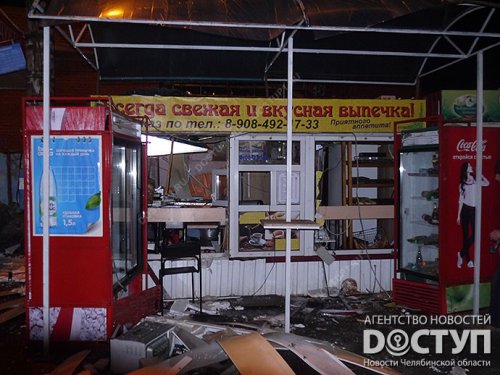 В Челябинске на остановке взорвался киоск быстрого питания В Челябинске на остановке взорвался киоск быстрого питания