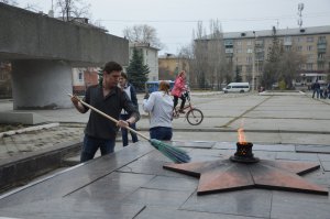 «Единороссы» и учащаяся молодежь навели порядок. Фоторепортаж «Единороссы» и учащаяся молодежь навели порядок. Фоторепортаж