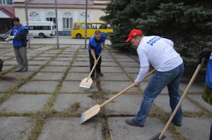 «Единороссы» и учащаяся молодежь навели порядок. Фоторепортаж «Единороссы» и учащаяся молодежь навели порядок. Фоторепортаж