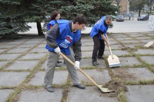 «Единороссы» и учащаяся молодежь навели порядок. Фоторепортаж «Единороссы» и учащаяся молодежь навели порядок. Фоторепортаж