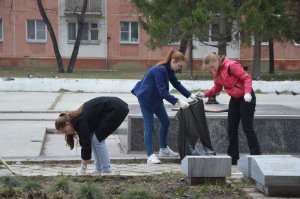 «Единороссы» и учащаяся молодежь навели порядок. Фоторепортаж «Единороссы» и учащаяся молодежь навели порядок. Фоторепортаж