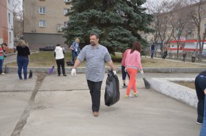 «Единороссы» и учащаяся молодежь навели порядок. Фоторепортаж «Единороссы» и учащаяся молодежь навели порядок. Фоторепортаж