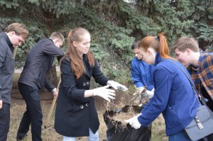 «Единороссы» и учащаяся молодежь навели порядок. Фоторепортаж «Единороссы» и учащаяся молодежь навели порядок. Фоторепортаж