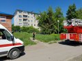 СРОЧНО! В Озёрске мужчина пытается сброситься с пятого этажа СРОЧНО! В Озёрске мужчина пытается сброситься с пятого этажа