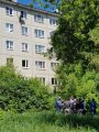 СРОЧНО! В Озёрске мужчина пытается сброситься с пятого этажа СРОЧНО! В Озёрске мужчина пытается сброситься с пятого этажа