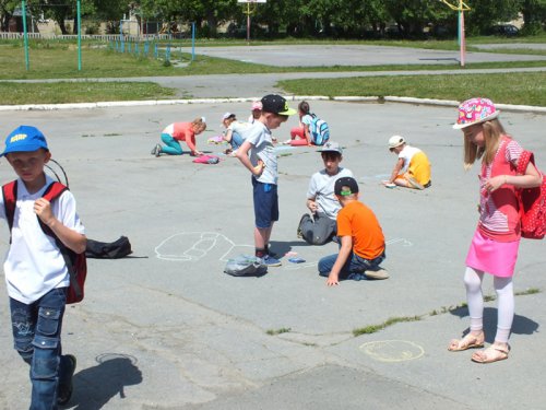 Дети нарисовали «профсоюз» мелом на асфальте Дети нарисовали «профсоюз» мелом на асфальте