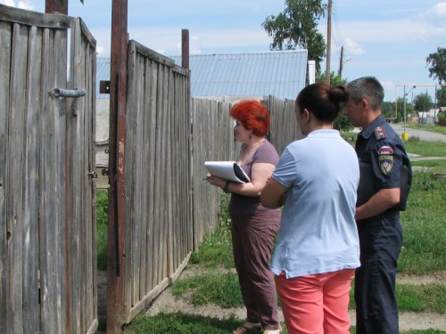 Специалисты соцзащиты и пожарного надзора проводят совместную профилактику Специалисты соцзащиты и пожарного надзора проводят совместную профилактику