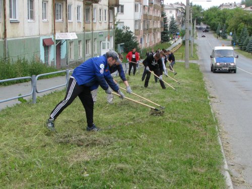 На улицах города работают бойцы стройотрядов На улицах города работают бойцы стройотрядов