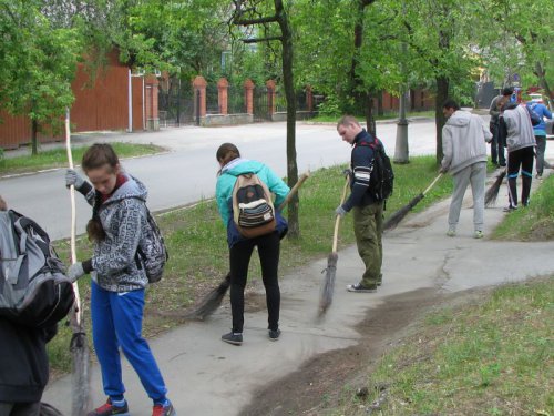 На улицах города работают бойцы стройотрядов На улицах города работают бойцы стройотрядов